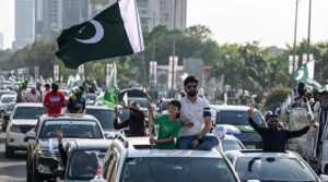 ہندوستان کو مناسب جواب دینے کے بعد محب وطن جذبات میں پاکستانی سیلاب کی سڑکیں