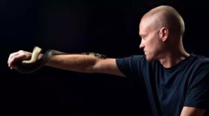 آدمی جو سانپوں کو اس کے کاٹنے دیتا ہے 200 بار نئی اینٹی ونوم امید کو متاثر کرتا ہے