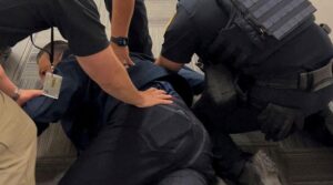 امریکی سینیٹر الیکس پیڈیلا نے پریس کانفرنس افراتفری کے دوران ہتھکڑی لگائی