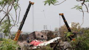 امریکی عہدیداروں نے ایئر انڈیا کے حادثے کی جگہ پر سروے کیا ، کنبے لاشوں کا انتظار کرتے رہتے ہیں