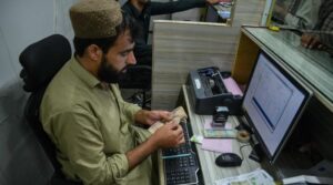 تنخواہوں میں تاخیر کے بعد افغان سرکاری ملازمین کو تاریک عید الدھا کا سامنا کرنا پڑتا ہے