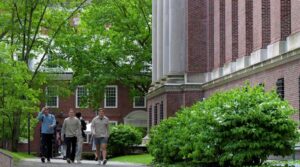 ریاستی محکمہ عہدیدار کا کہنا ہے کہ ٹرمپ ایڈمن طلباء کے ویزا کی تقرریوں کو دوبارہ شروع کرتے ہیں