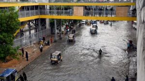 شہریوں کے سیلاب کے خطرے میں کراچی جب مون سون کی بارش تیسرے دن تک جاری رہتی ہے