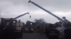 عورت ، بچہ ، کراچی میں کار پر تیز رفتار ڈمپر الٹ جانے کے بعد ہلاک