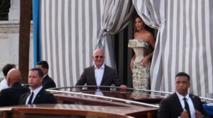 مشہور شخصیات جیف بیزوس ، لارین سانچیز ویڈنگ گالا کے لئے وینس پر تبدیل ہوجاتی ہیں