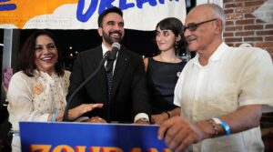 نیو یارک کے میئر کے امیدوار ممدانی جمہوری بےچینی کے باوجود مہم کا دفاع کرتے ہیں