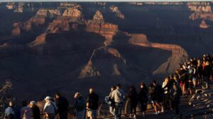 ٹرمپ انتظامیہ تیز رفتار ٹریک ٹورسٹ ویزا -میمو کے لئے $ 1،000 فیس کا ارادہ رکھتی ہے