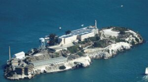 ٹرمپ 'ایلیگیٹر الکاتراز' مہاجر حراستی مرکز کا دورہ کریں گے