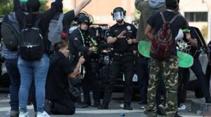 ٹرمپ نے جرات مندانہ فوجی اقدام کے ساتھ امیگریشن کی لڑائی میں اضافہ کیا