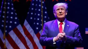 ٹرمپ نے وفاداروں کو معافی مانگنے کے ساتھ انعام دیا