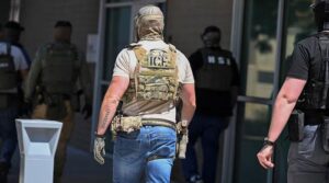 ٹرمپ کے امیگریشن نافذ کرنے والے ہم میں خوفزدہ ، غصے کو جنم دیتے ہیں