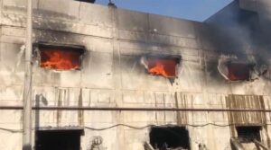 پانچ فائر فائٹرز نے کراچی فیکٹری انفرنو کو ڈاؤس کرنے کی کوششوں کے ساتھ ہی تکلیف دی