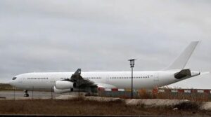 کراچی ہوائی اڈے پر گاڑی کے حادثے کے بعد کھڑی کارگو طیارہ گراؤنڈ