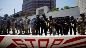 کیلیفورنیا کے گورنر نے ایل اے میں ٹرمپ کی 'غیر قانونی' نیشنل گارڈ کی تعیناتی کا فیصلہ کیا