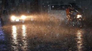 گرج چمک کے ساتھ کراچی ہیٹ ویو کو توڑ دیتا ہے ، بڑے پیمانے پر بلیک آؤٹ کو چنگار کرتا ہے