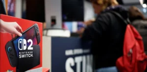 گیمرز لانچ ڈے کے دن گیمنگ کنسول کے لئے قطار میں کھڑے ہیں