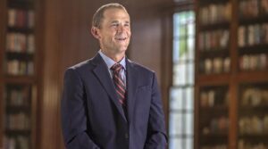 یونیورسٹی آف ورجینیا کے صدر نے ڈی ای آئی پالیسیوں پر ٹرمپ کے دباؤ میں استعفیٰ دے دیا