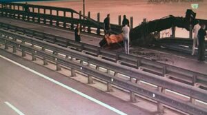 یوکرین کا کہنا ہے کہ اس نے پانی کے اندر دھماکہ خیز مواد کے ساتھ روس کے پل کو کریمیا سے ٹکرایا