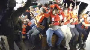 اسرائیلی فورسز نے فریڈم فریڈم فلوٹیلا کارکن جہاز غزہ کے لئے پابند