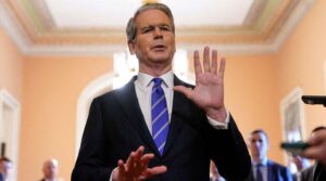 امریکی ٹریژری سکریٹری بیسنٹ کا کہنا ہے کہ کستوری کو سیاست سے دور رہنا چاہئے