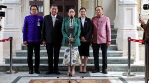 تھائی لینڈ کے وزیر اعظم کو آئینی عدالت نے معطل کردیا