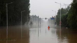 تیز بارشوں کے بعد چین کا شمال اور مغرب انتباہ پر مہلک سیلاب کو متحرک کرتا ہے