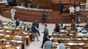 حزب اختلاف کے قانون ساز نے پنجاب اسمبلی میں حکومت کے ممبر کو تھپڑ مارا