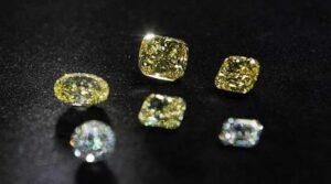 دبئی پولیس نے 300،000 ڈالر کے ہیرے سے بھرا ہوا بیگ بازیافت کیا