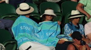 شائقین بھونتے ہیں جیسے ومبلڈن اسکورز کے لئے سب سے زیادہ گرم ، 32.3 ° C پر شروع ہوتا ہے