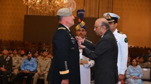 صدر نے امریکی سینٹ کام کے سربراہ پر نشان-اِتیاز کو دیا