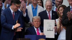 ٹرمپ دستخطی ٹیکس اور قانون میں خرچ کرنے والے بل پر دستخط کرتے ہیں