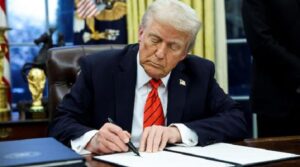 ٹرمپ کو بڑے پیمانے پر ٹیکس میں کٹوتیوں پر دستخط کرنے کے لئے ، تنگ گھر کی جیت کے بعد جمعہ کو قرض بڑھانے والا بل