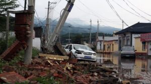 چین کے سیلاب نے 30 ہلاک ، دسیوں ہزاروں کو فرار ہونے پر مجبور کیا