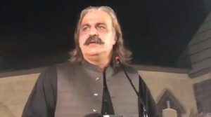 گند پور کی زیرقیادت قافلہ لاہور پہنچتے ہی پی ٹی آئی نے اینٹی گورن گورن موومنٹ کو 'شروع کیا'