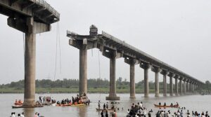 ہندوستان کے گجرات میں پل گرتے ہی کم از کم نو ہلاک ہوگئے