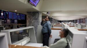 PSX نے تیزی کے جذبات ، حوصلہ افزائی کی آمدنی کے درمیان ریکارڈ اعلی ریکارڈ کیا