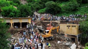 اس مون سون کے موسم میں کلاؤڈ برسٹس نے پاکستان اور ہندوستان میں سیکڑوں کو کیوں ہلاک کیا ہے