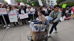 ایئر کینیڈا کے فلائٹ اٹینڈینٹ واپس آنے کے حکم کے باوجود ہڑتال جاری رکھے ہوئے ہیں ، ایئر لائن میں تاخیر دوبارہ شروع ہوگئی