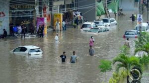 بجلی کی بندش ، واٹر لاگنگ برقرار ہے کیونکہ تیز بارش کے بعد کراچی ریلز