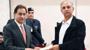 بیک چینل کی کوششیں گورنمنٹ-پی ٹی آئی کے مذاکرات کے امکانات کو روشن کرتی ہیں