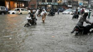 تازہ بارش کراچی سے ٹکرا گئی ، آج رات تک شدت کم ہوجائے گی