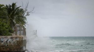 سمندری طوفان ایرن تباہ کن زمرہ 5 تک پہنچنے کے بعد کیریبین جزیرے