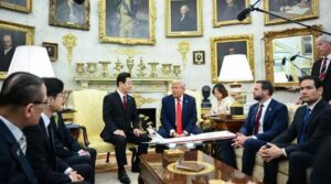 سونے سے چڑھایا ہوا خوابوں سے لے کر 200 ملین ڈالر کے بال روم تک ، ٹرمپ اپنا صدارتی ڈاک ٹکٹ بناتے ہیں