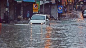 مون سون کی ہلاکتیں 300 ٹاپ کے طور پر ملک بھر میں مزید بارشوں کے لئے جاری کی گئیں