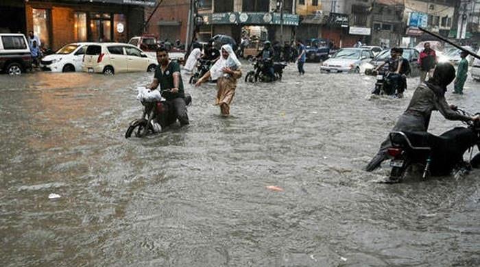 کراچی نے تازہ بارش کے انتباہ کے بعد ممکنہ شہری سیلاب کے بارے میں متنبہ کیا