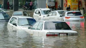 کراچی کی زدہ سڑکیں ٹریفک کے دباؤ کو ایندھن دیتی ہیں ، اور مسافروں کو ذہنی اور جسمانی طور پر سوکھ دیتے ہیں