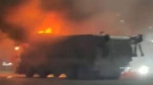 کراچی ہجوم نے دو بہن بھائیوں کو موت کے گھاٹ اتارنے کے بعد سات ڈمپروں کو جلا دیا