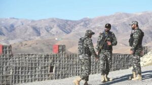 کے پی کے کرک میں گاڑی پر حملے میں تین ایف سی اہلکار شہید ہوگئے