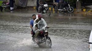 گرمی کے دنوں کے بعد کراچی بھاری بارش کے لئے جاگتا ہے