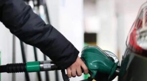 گورنمنٹ پٹرول کی قیمت میں کوئی تبدیلی نہیں رکھتی ہے ، اس لیٹر لیٹر 3 روپے تک ڈیزل کو سلیش کرتا ہے